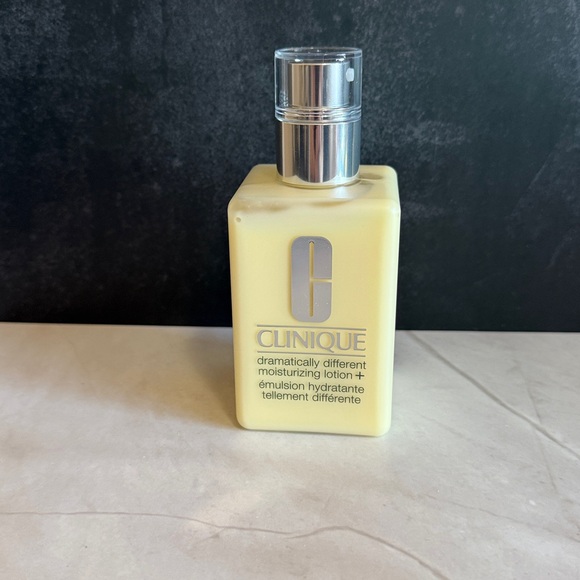 Clinique Dramatically Different Moisturizing Lotion+-New - Picture 3 of 5